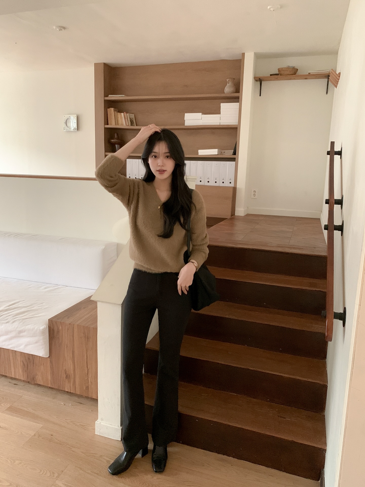 Không phải quần ống rộng, đây mới là 4 kiểu quần dài "hack" chân thon thả hơn hẳn- Ảnh 2.