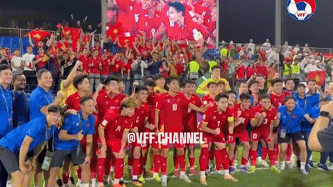 Khung hình xinh yêu: Phòng thay đồ U23 Việt Nam tràn tiếng cười khi thắng U23 Kyrgyzstan, sáng cửa vào tứ kết U23 châu Á- Ảnh 3.