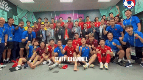 Khung hình xinh yêu: Phòng thay đồ U23 Việt Nam tràn tiếng cười khi thắng U23 Kyrgyzstan, sáng cửa vào tứ kết U23 châu Á- Ảnh 2.