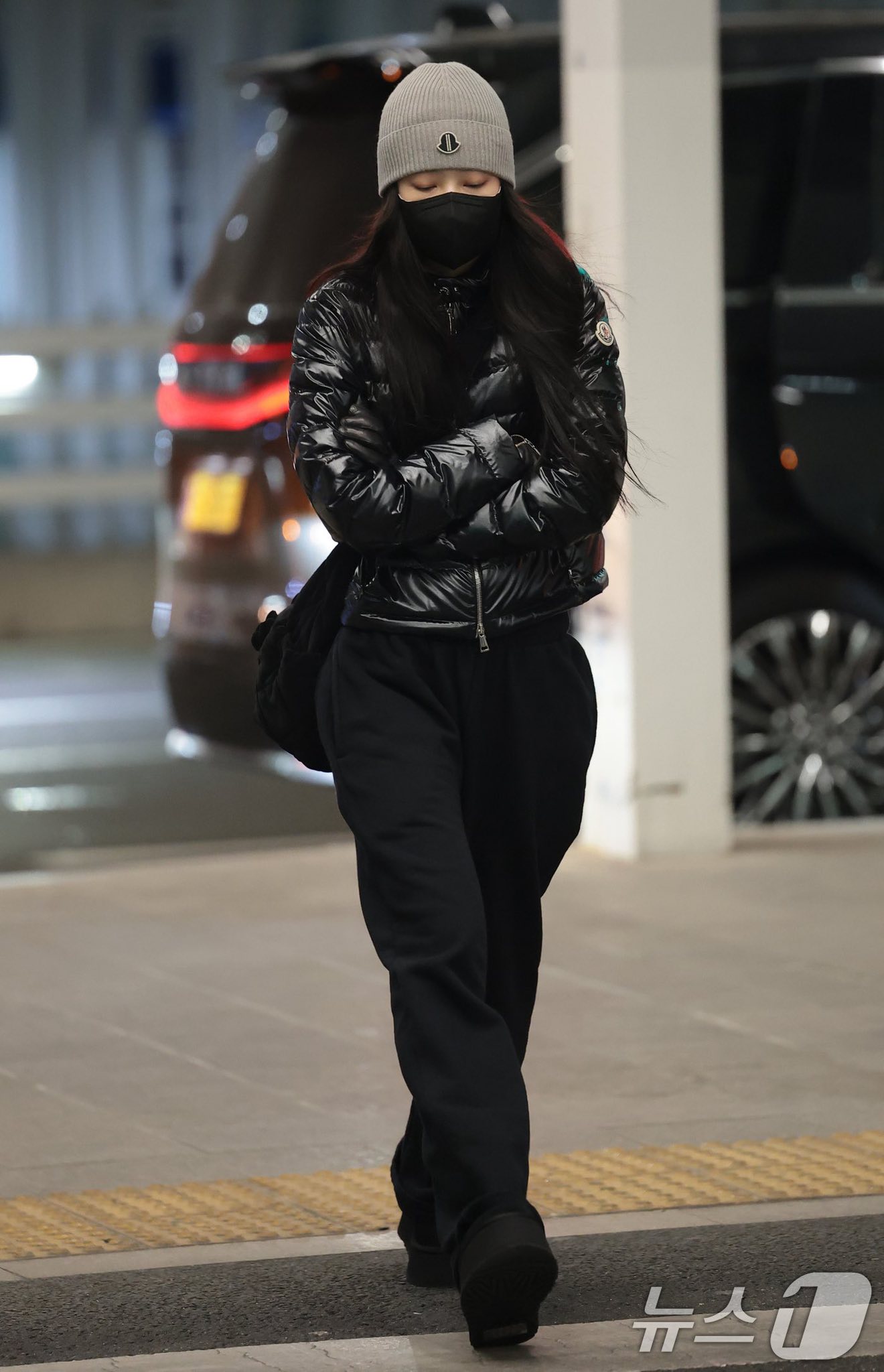 Jennie kín bưng tới sự kiện, netizen phán “lùn thấy cưng”- Ảnh 14.