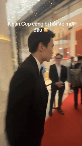 Đình Bắc gặp chuyện "dở khóc dở cười", diện vest bảnh bao đi nhận giải vẫn bị bảo vệ chặn cửa hỏi vé mời- Ảnh 1. Đình Bắc gặp chuyện "dở khóc dở cười", diện vest bảnh bao đi nhận giải vẫn bị bảo vệ chặn cửa hỏi vé mời- Ảnh 1.