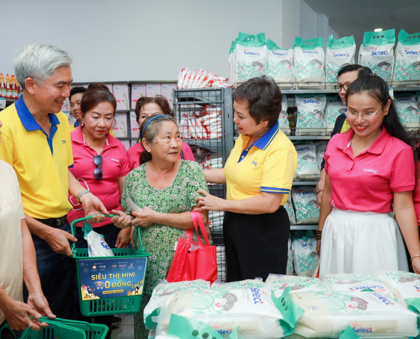 Siêu thị mini 0 đồng 2026: PNJ lan tỏa Tết yêu thương đến 15.000 bà con- Ảnh 1. Siêu thị mini 0 đồng 2026: PNJ lan tỏa Tết yêu thương đến 15.000 bà con- Ảnh 1.