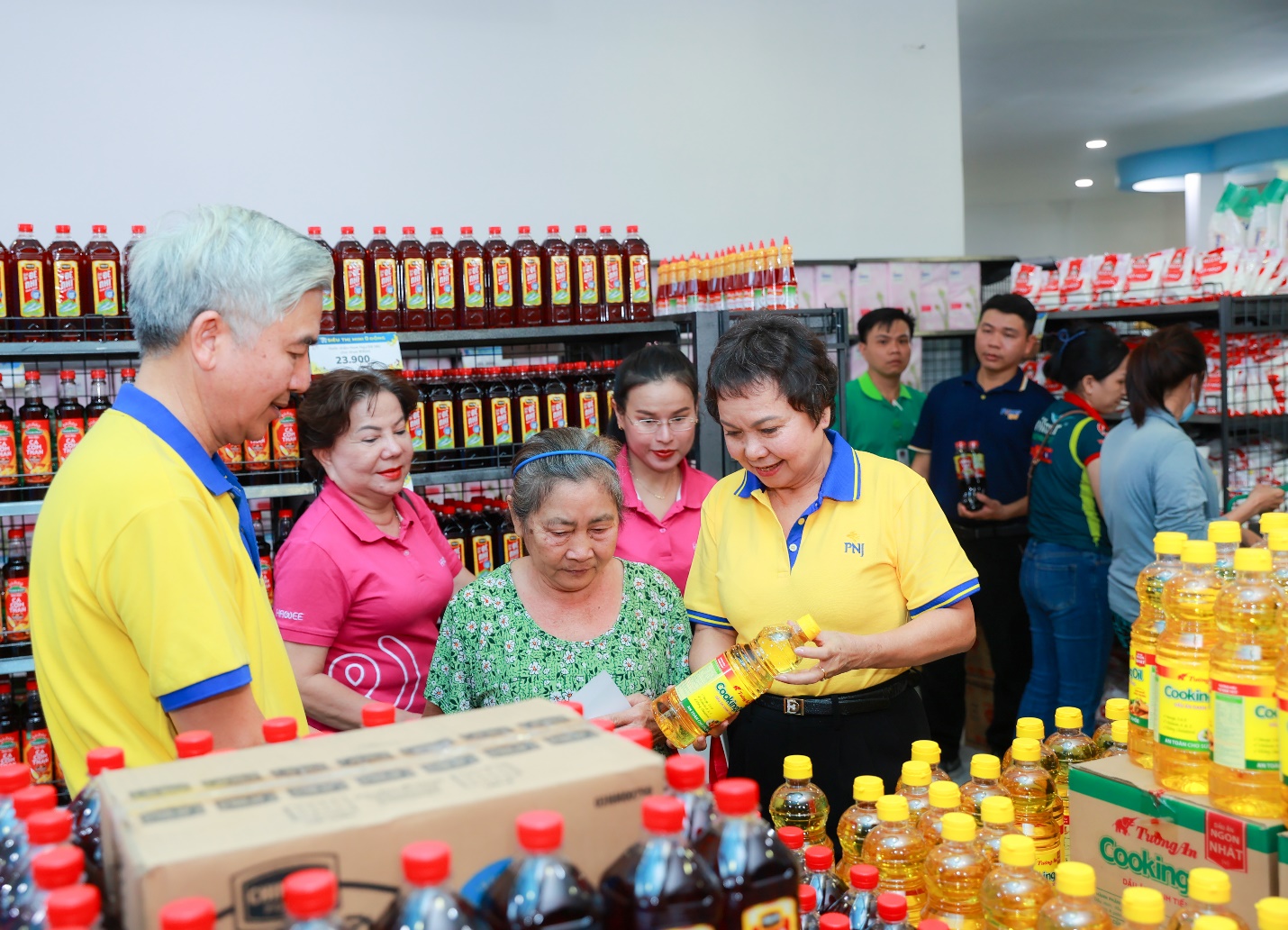 Siêu thị mini 0 đồng 2026: PNJ lan tỏa Tết yêu thương đến 15.000 bà con- Ảnh 2. Siêu thị mini 0 đồng 2026: PNJ lan tỏa Tết yêu thương đến 15.000 bà con- Ảnh 2.