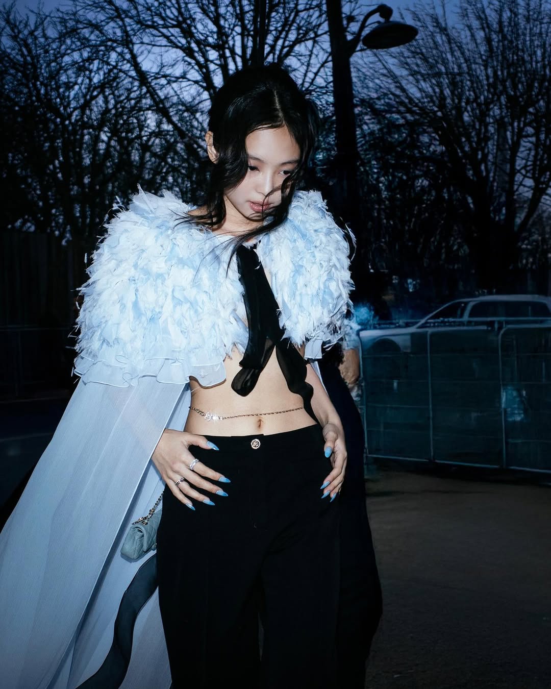 Jennie kín bưng tới sự kiện, netizen phán “lùn thấy cưng”- Ảnh 10.