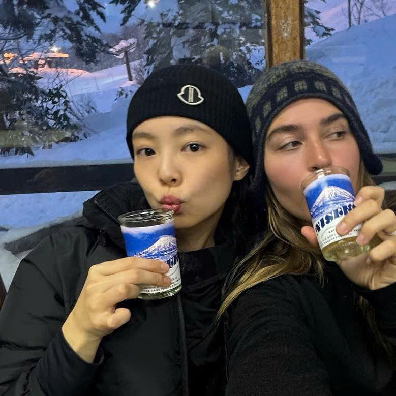 Jennie kín bưng tới sự kiện, netizen phán “lùn thấy cưng”- Ảnh 16.