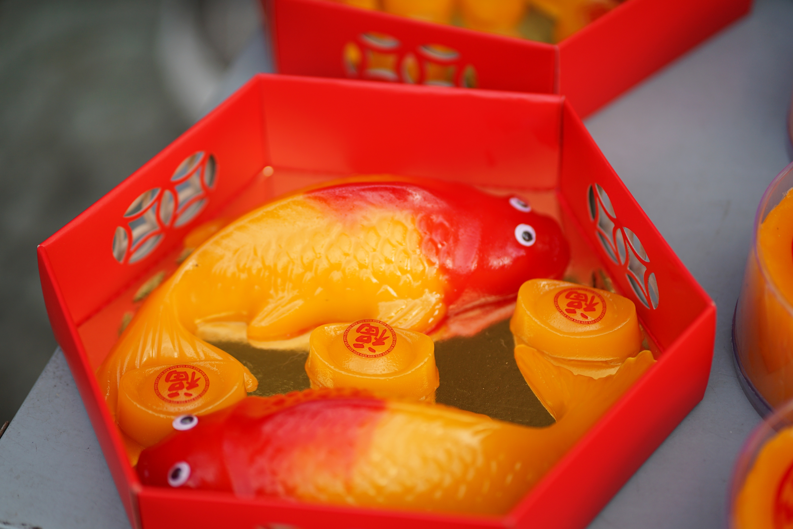 Cảnh tượng lạ lùng ngày ông Táo: Bánh trái đẹp như vàng nhưng người dân chỉ dám “mua một nửa” tại chợ người Hoa - Ảnh 8.