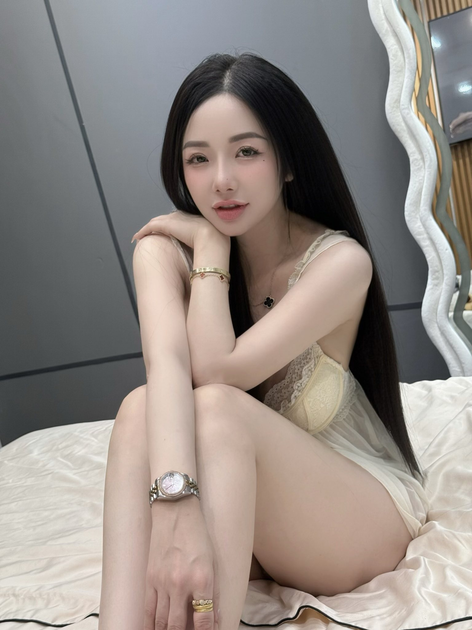 Chân dung chủ nhân chiếc áo Blouse trắng đang hot nhất lúc này, khiến CĐM bàn tán xôn xao suốt những ngày vừa qua - Ảnh 3.