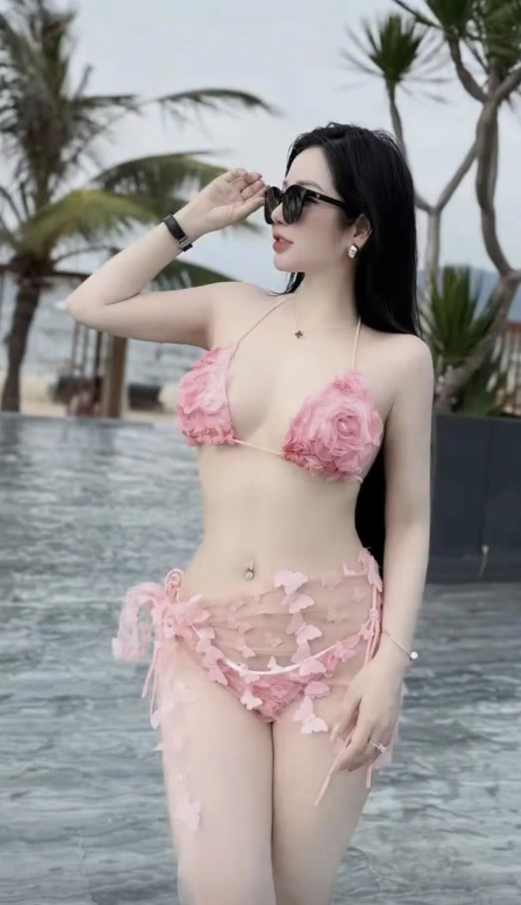 Chân dung chủ nhân chiếc áo Blouse trắng đang hot nhất lúc này, khiến CĐM bàn tán xôn xao suốt những ngày vừa qua - Ảnh 2.