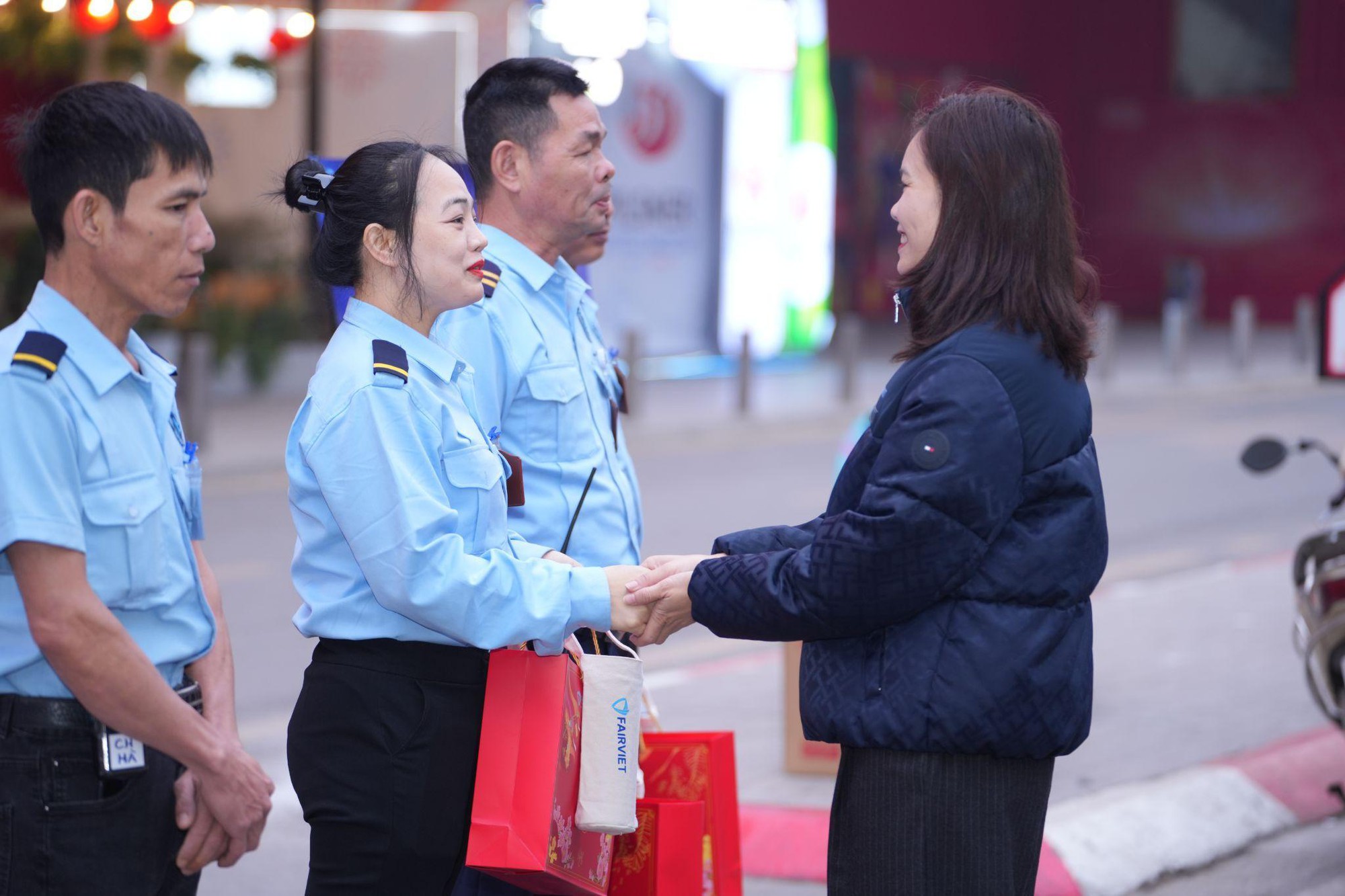 FAIRVIET triển khai “Tết An Vui – Xuân Vững Chãi”: Khi doanh nghiệp chung tay tri ân lực lượng trực Tết - Ảnh 5.
