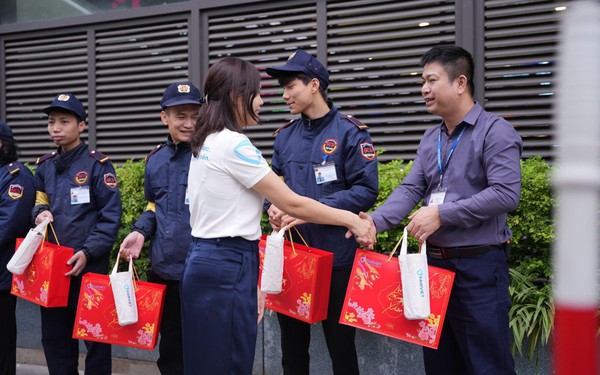 FAIRVIET triển khai “Tết An Vui – Xuân Vững Chãi”: Khi doanh nghiệp chung tay tri ân lực lượng trực Tết - Ảnh 1.