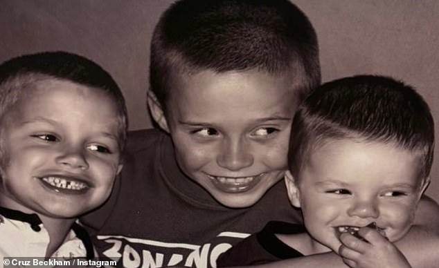 "Drama" nhà Beckham lại có biến: Cruz Beckham bất ngờ có động thái lạ dành cho anh trai Brooklyn!- Ảnh 1. "Drama" nhà Beckham lại có biến: Cruz Beckham bất ngờ có động thái lạ dành cho anh trai Brooklyn!- Ảnh 1.