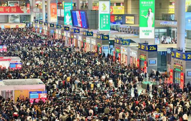 Cảnh tượng ngay lúc này ở ga tàu điện: Nhiều người không tin vào mắt mình - Ảnh 1.