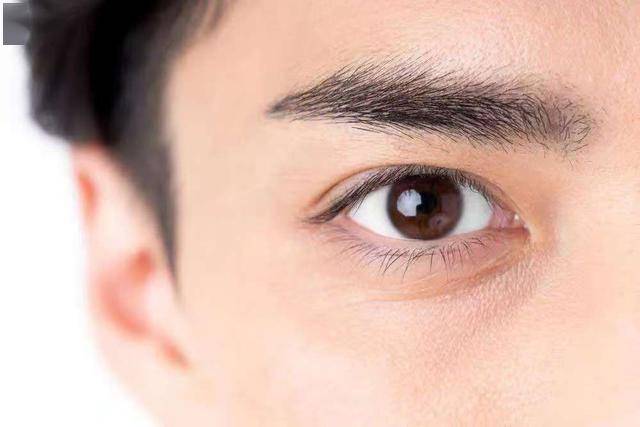 Phần đuôi lông mày bỗng khác lạ, người đàn ông đi khám thì phát hiện mắc ung thư- Ảnh 1. Phần đuôi lông mày bỗng khác lạ, người đàn ông đi khám thì phát hiện mắc ung thư- Ảnh 1.