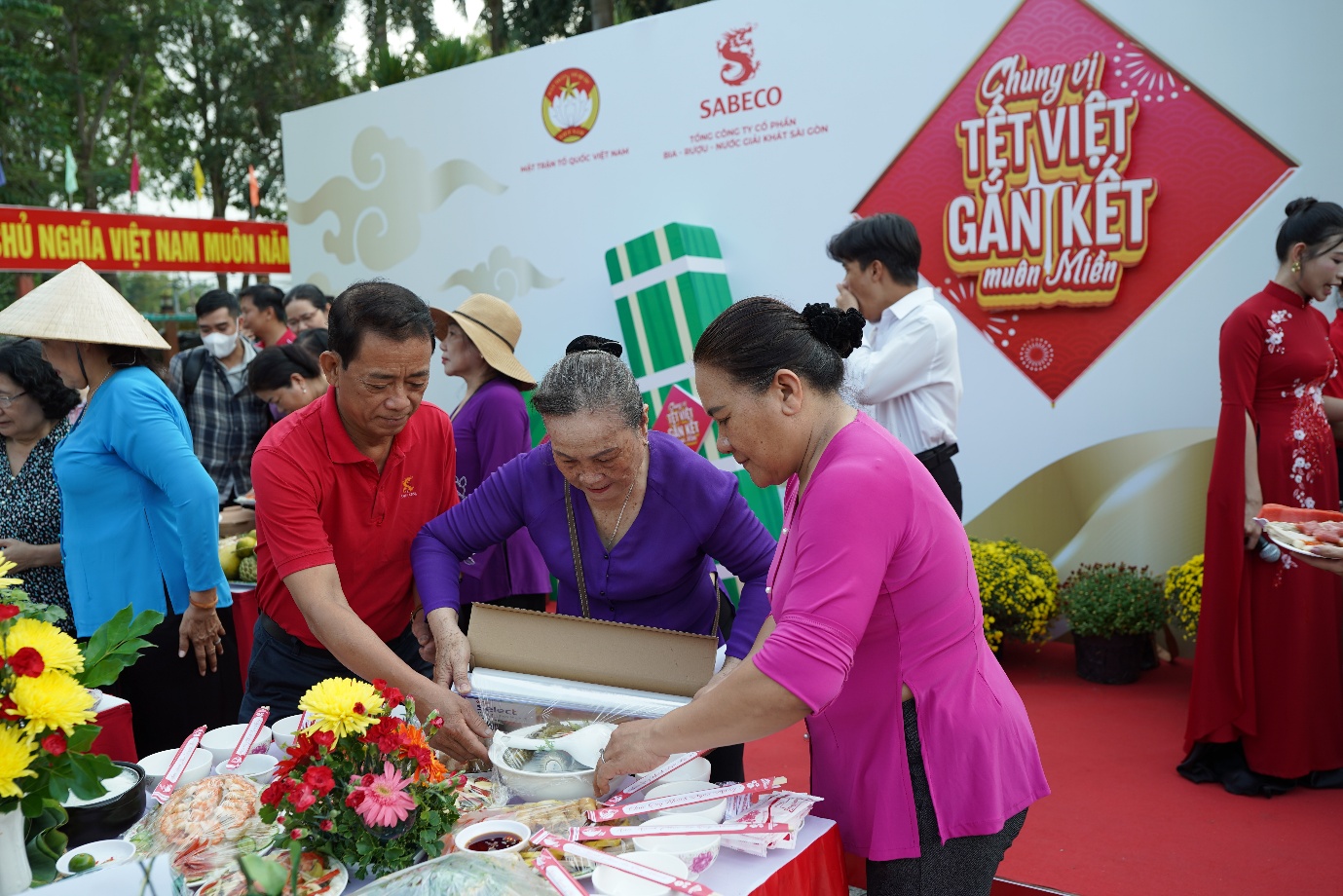 Người dân ba miền đón Tết sớm qua chiến dịch của Sabeco - Ảnh 1.