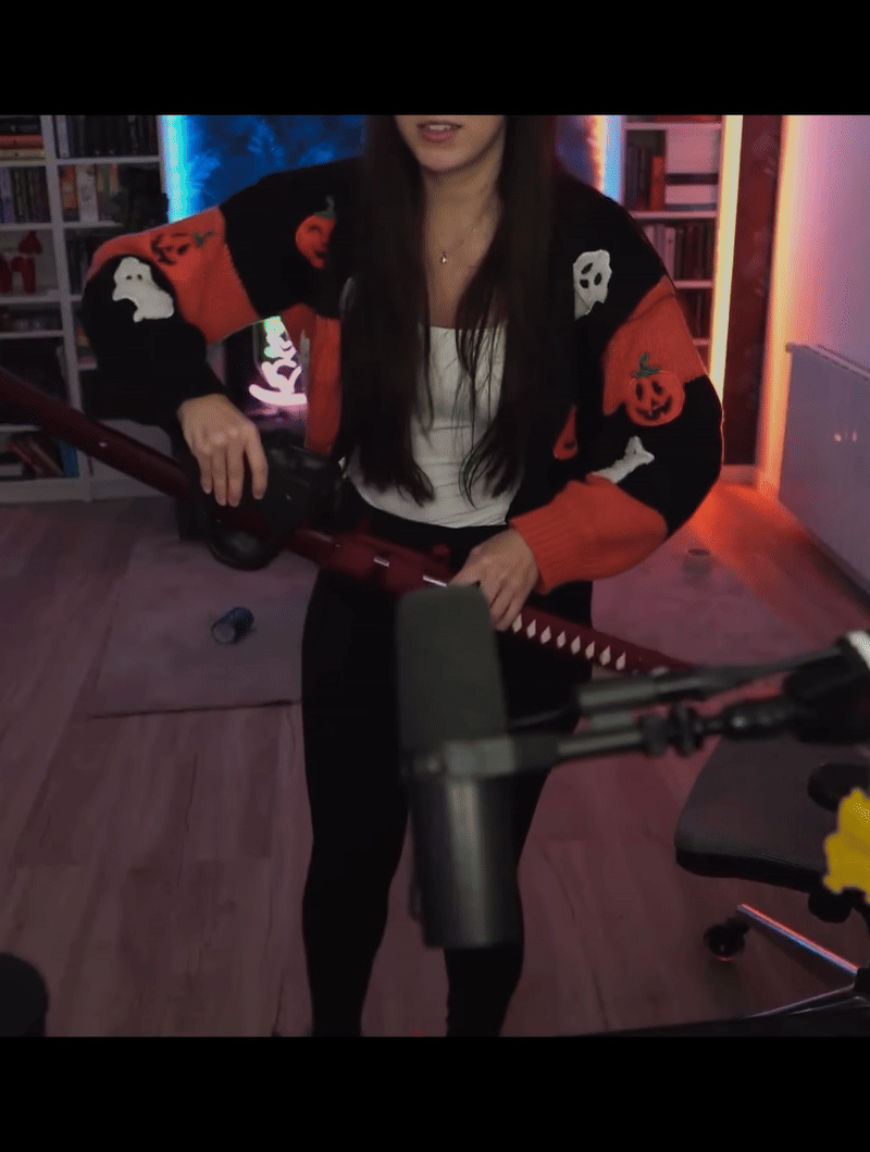 Lấy tay không "bắt kiếm", nữ streamer xinh đẹp gặp họa lớn, nhập viện khẩn cấp - Ảnh 4.