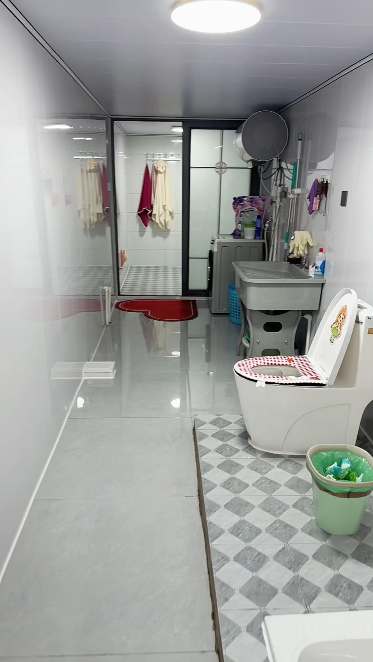 Clip khoe nhà vệ sinh “gây bão” MXH: Sạch tinh tươm, rộng rãi thoải mái, nhưng bố cục lại khiến "âm điểm"- Ảnh 3.