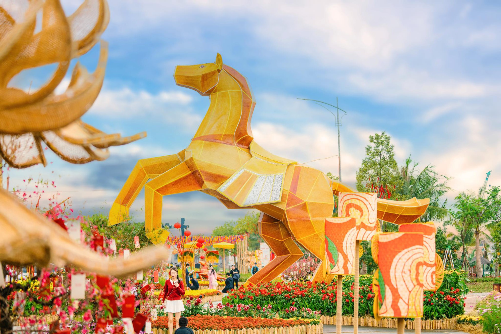 Giải mã Đường hoa Home Hanoi Xuan 2026: Tọa độ du xuân mới đang được giới trẻ Hà Nội rủ nhau check-in - Ảnh 2.