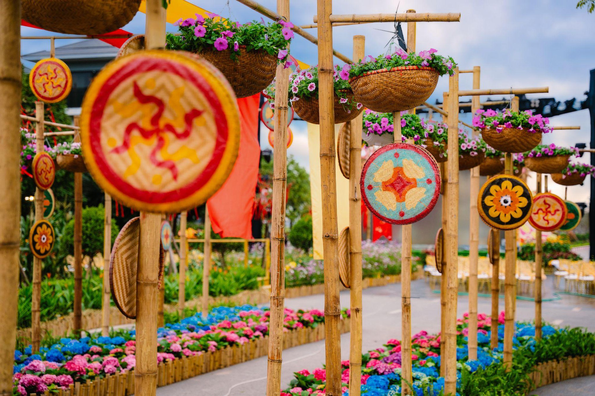 Giải mã Đường hoa Home Hanoi Xuan 2026: Tọa độ du xuân mới đang được giới trẻ Hà Nội rủ nhau check-in - Ảnh 3.