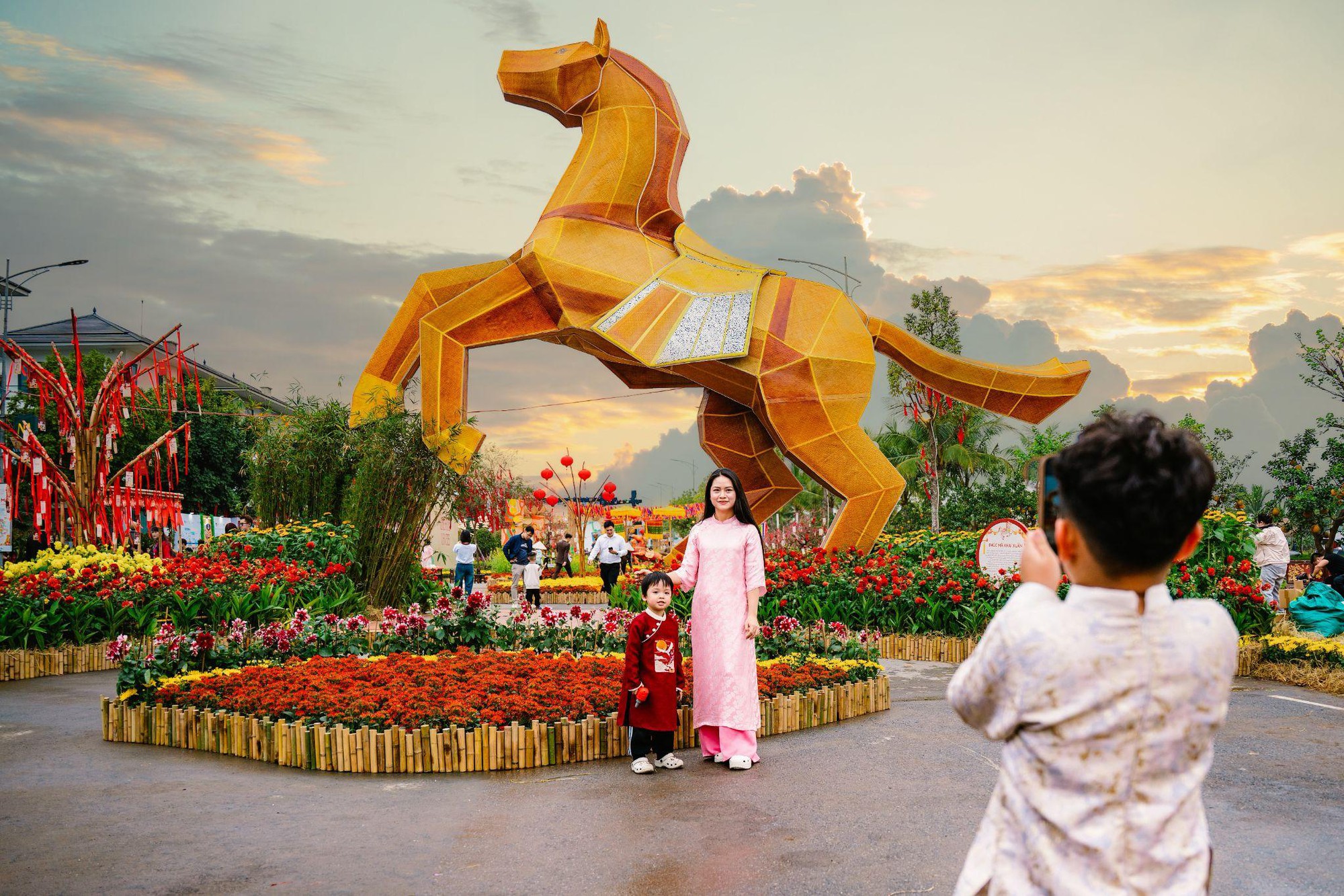 Giải mã Đường hoa Home Hanoi Xuan 2026: Tọa độ du xuân mới đang được giới trẻ Hà Nội rủ nhau check-in - Ảnh 5.