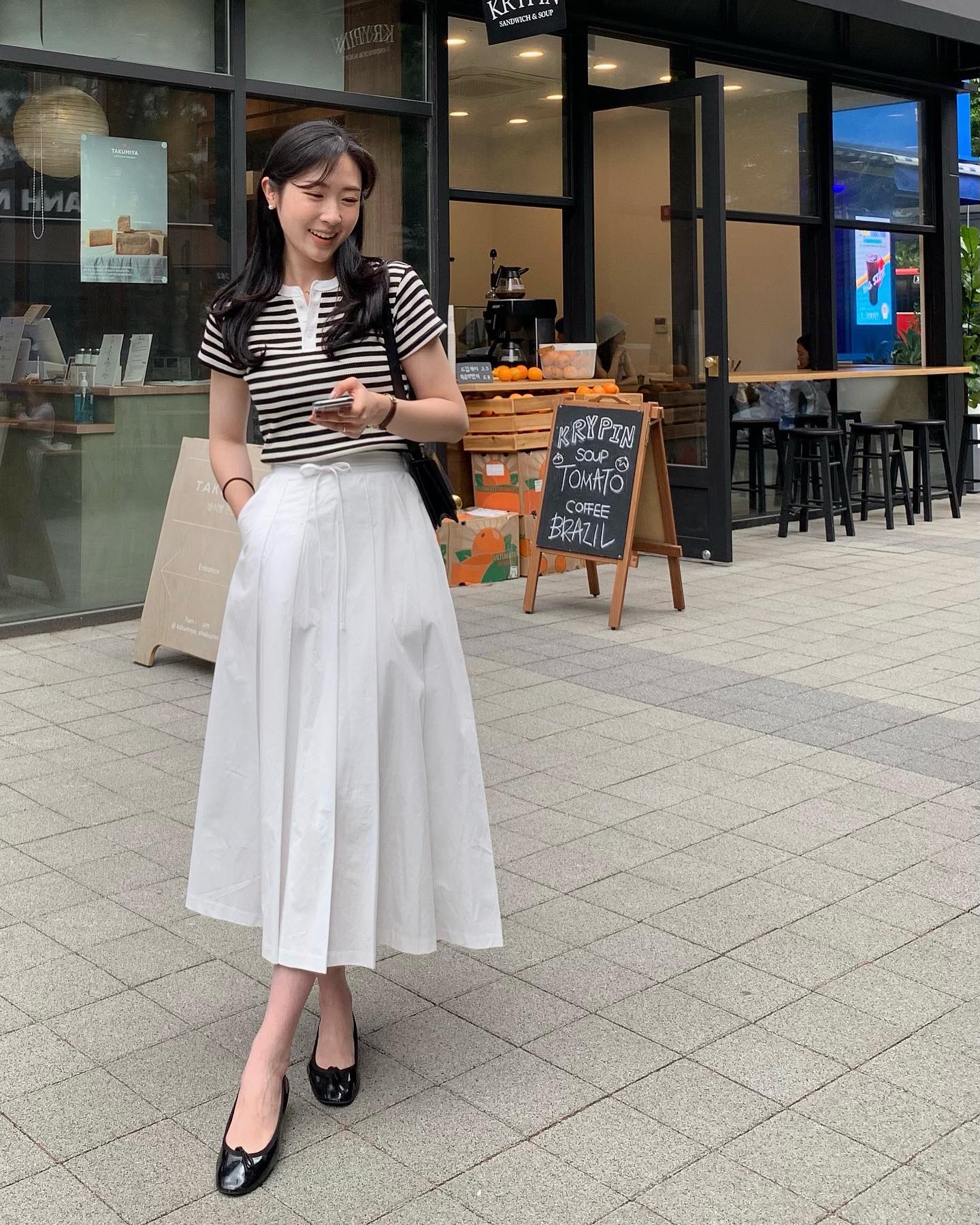 Trang phục màu trắng đang "hot" không tưởng, chị em phải có hết 4 item cứ mặc là trẻ đẹp- Ảnh 4.