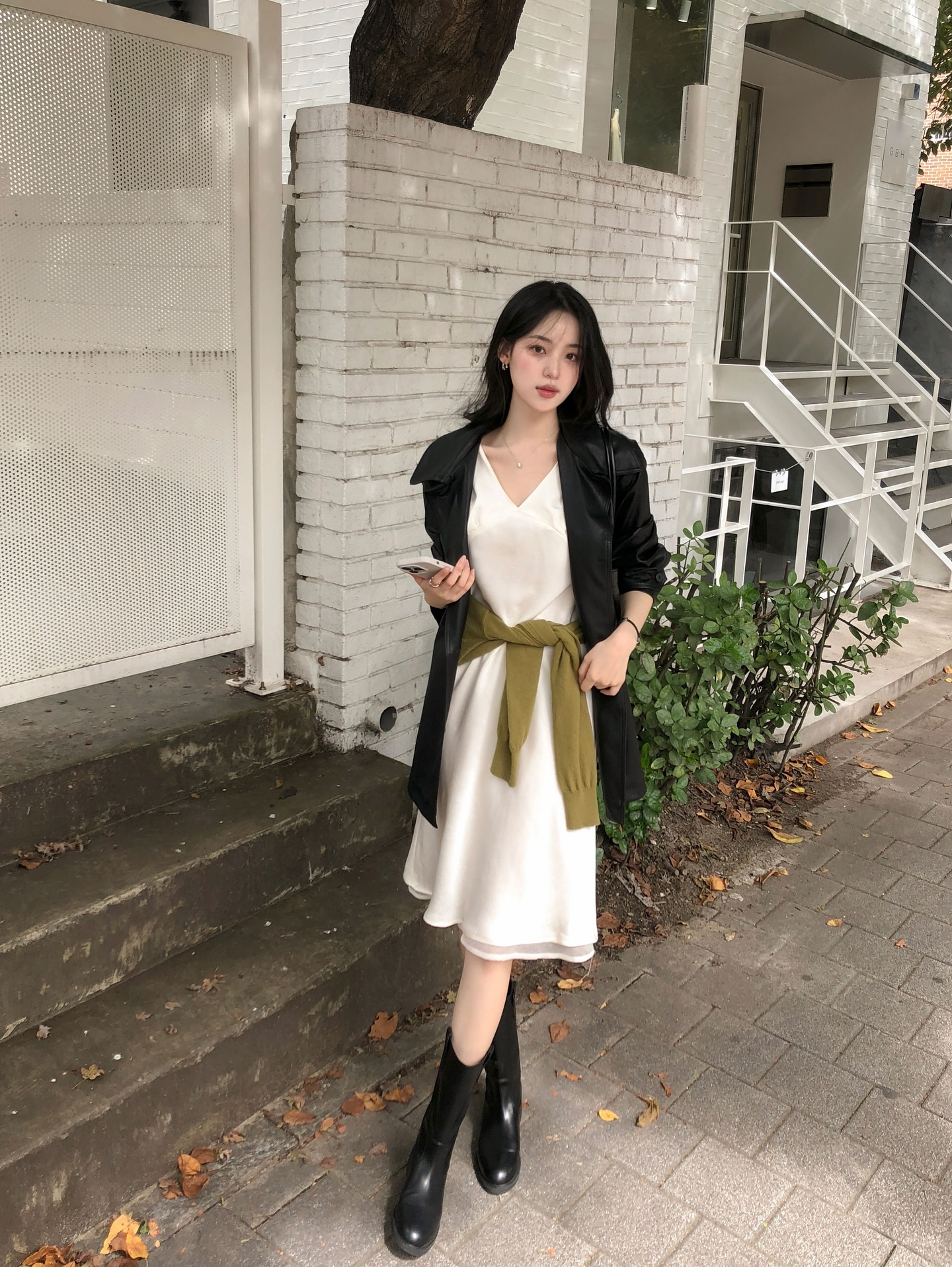 Trang phục màu trắng đang "hot" không tưởng, chị em phải có hết 4 item cứ mặc là trẻ đẹp- Ảnh 9.