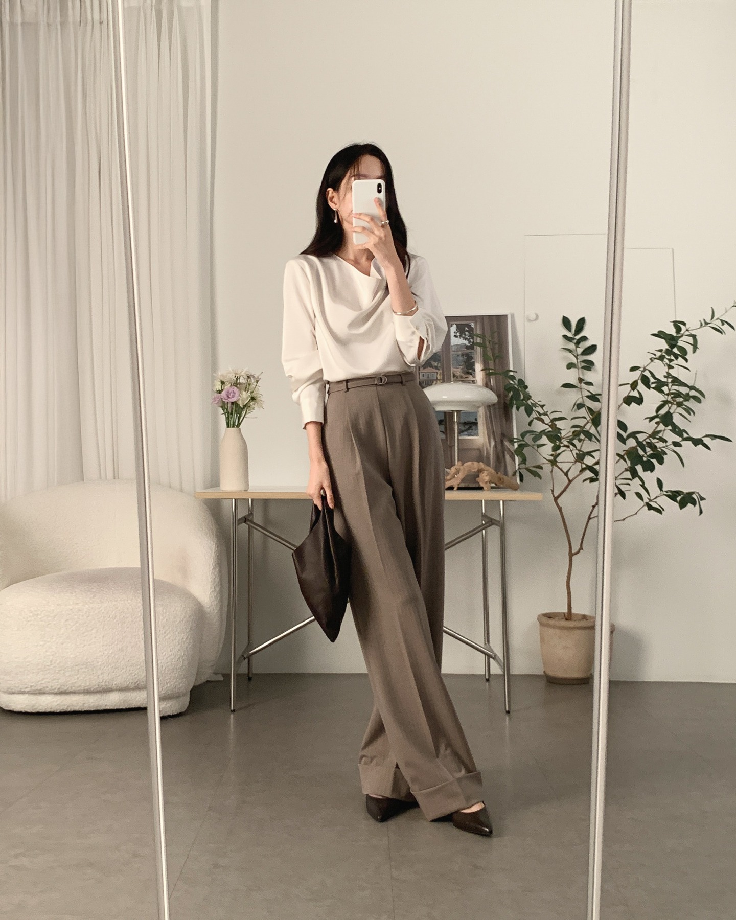 Trang phục màu trắng đang "hot" không tưởng, chị em phải có hết 4 item cứ mặc là trẻ đẹp- Ảnh 1.