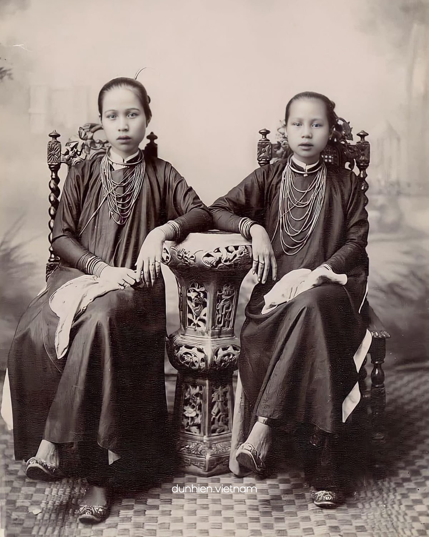 Có một kiểu áo dài Tết, càng biến tấu lại càng "thị phi" - Ảnh 2.