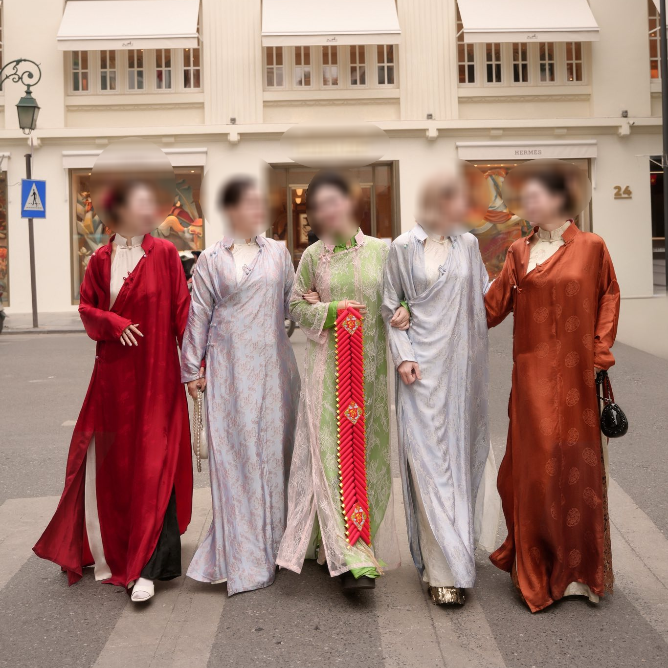 Có một kiểu áo dài Tết, càng biến tấu lại càng "thị phi" - Ảnh 4.