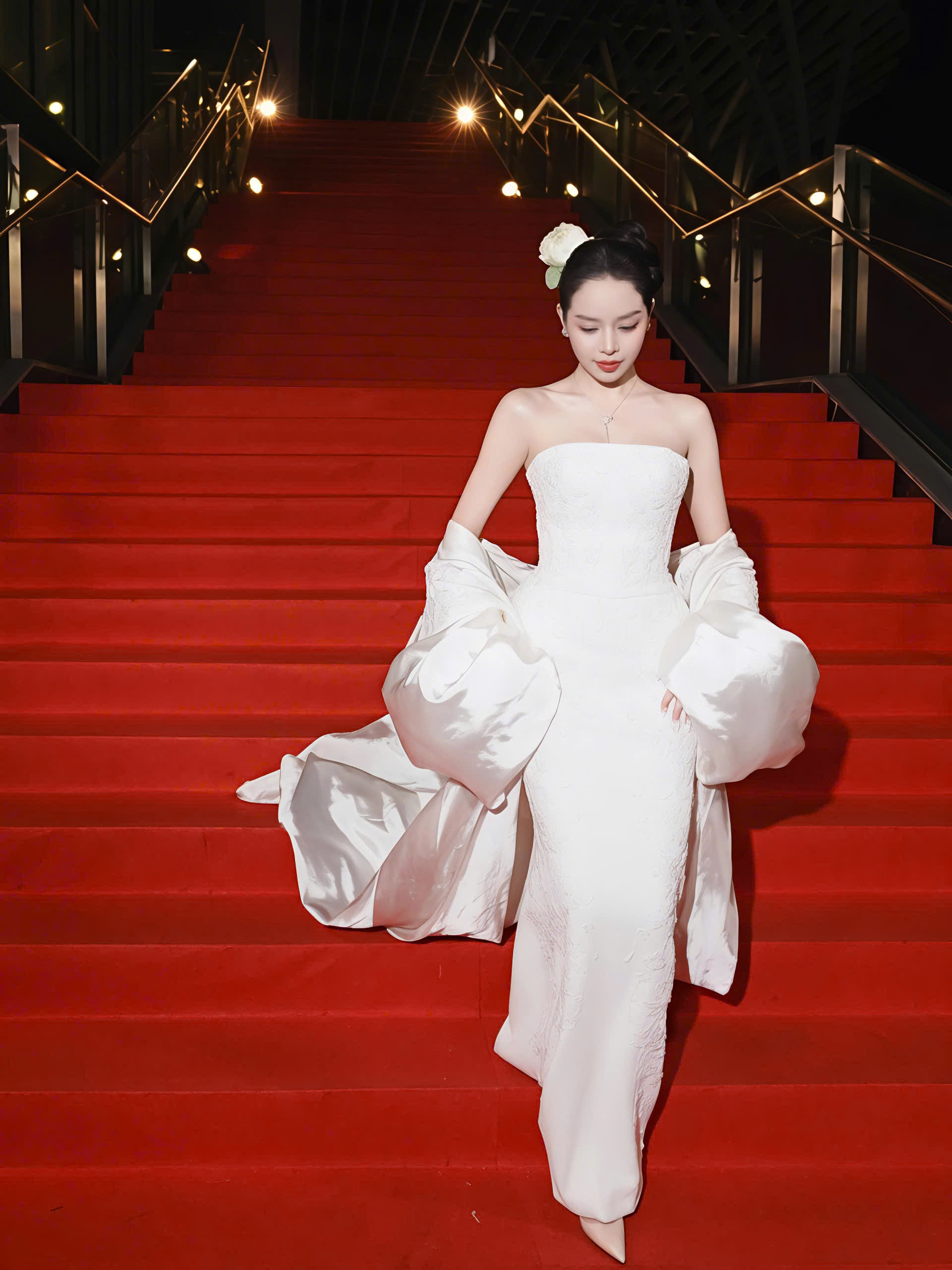 Có nàng hậu quốc tế diện trang sức cao cấp, netizen bóc ra mà phải ngã vì giá tiền và dung diện! - Ảnh 1.