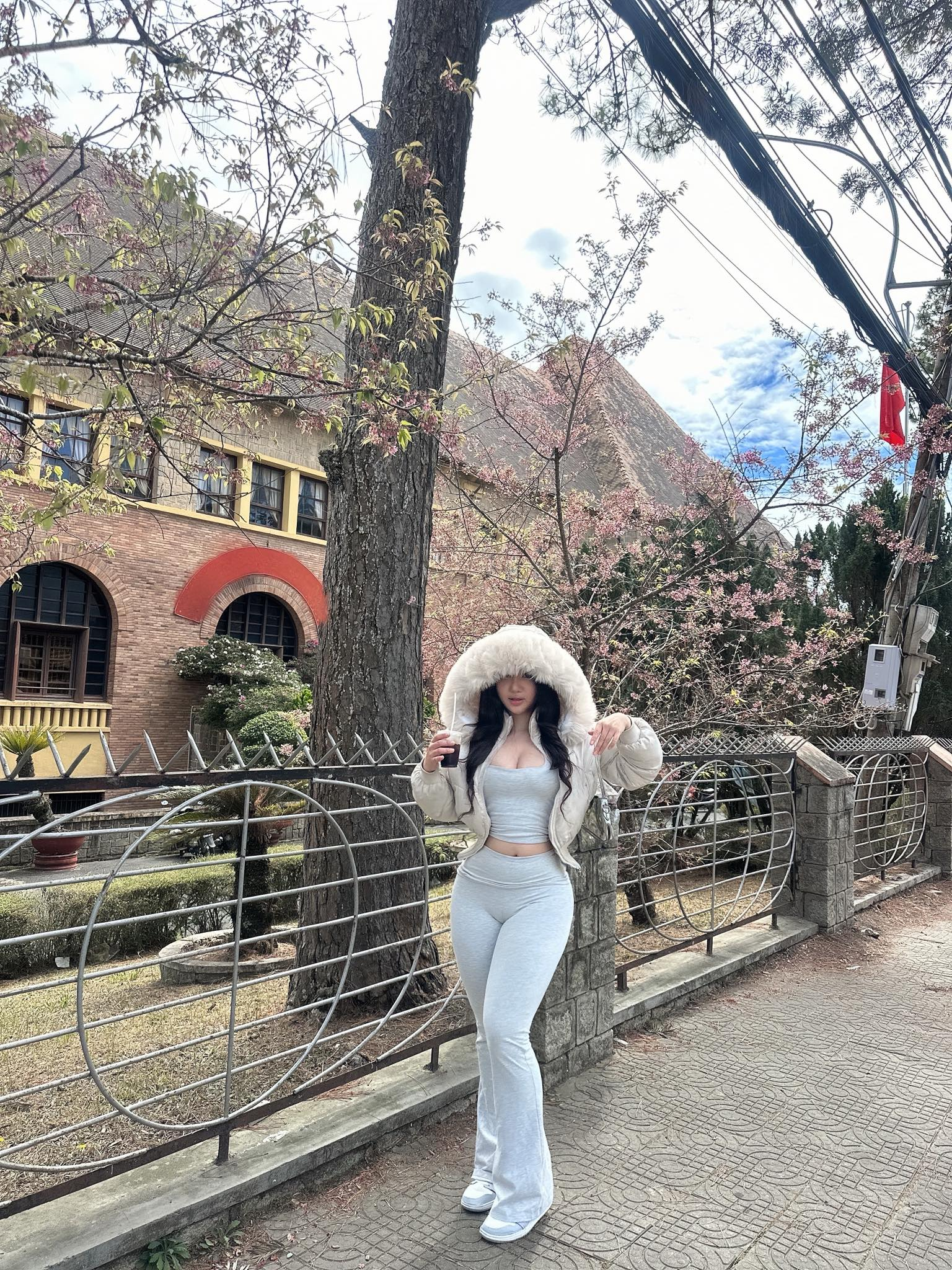 Kết thúc năm cũ bằng bộ ảnh "du xuân" thưởng hoa, hot girl này nhanh chóng "đốn tim" triệu anh em game thủ - Ảnh 2.