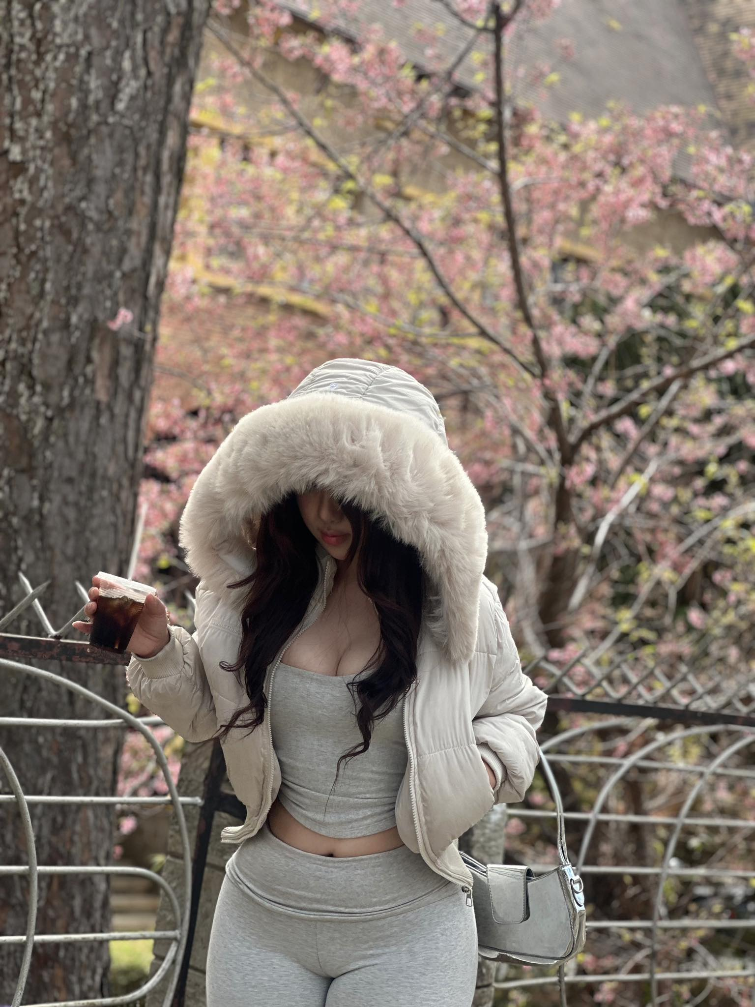 Kết thúc năm cũ bằng bộ ảnh "du xuân" thưởng hoa, hot girl này nhanh chóng "đốn tim" triệu anh em game thủ - Ảnh 1.