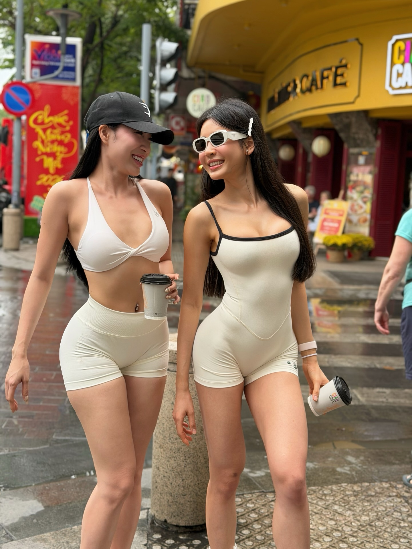 Diện đồ bó sát dạo phố đón Tết, hai nữ gymer lập tức thu hút cả triệu ánh nhìn - Ảnh 5.