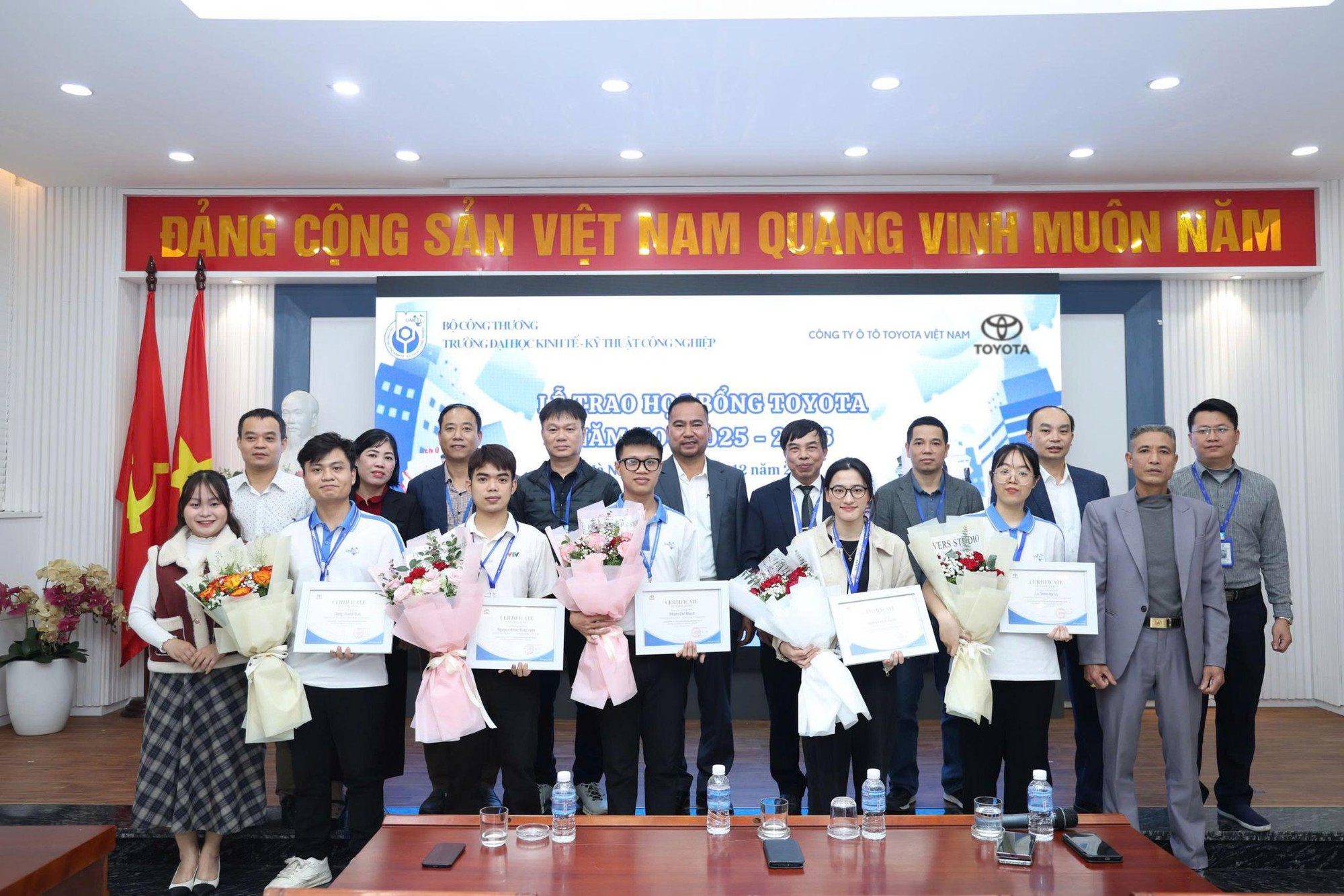 Toyota Việt Nam cùng các đại lý trao tặng 123 suất học bổng hỗ trợ sinh viên năm 2025- Ảnh 3.