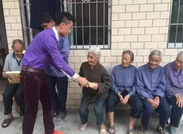 Về quê ăn Tết, vợ luôn chọn đi xe cũ, không mang quà cáp: Suýt cãi vã cho đến khi chồng phát hiện sự thật - Ảnh 2.