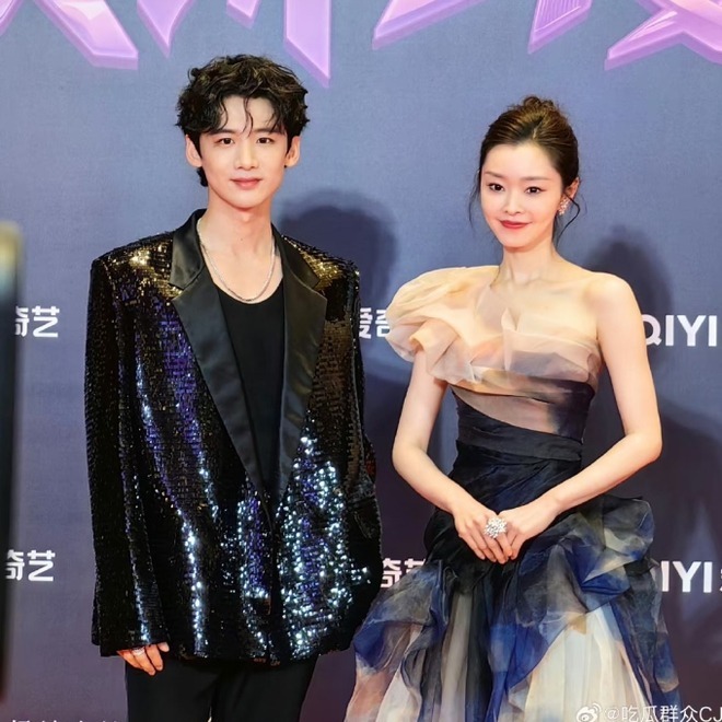 Cặp tình nhân showbiz lạ nhất Valentine: Nhà gái đeo nhẫn ngón áp út - thay 3 ảnh đôi, nhà trai thì im re- Ảnh 8.