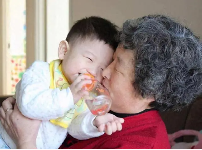 Lương hưu 28 triệu đồng, 10 năm chăm cháu: Nhìn thấy 4 chữ trong điện thoại con dâu, cụ bà dứt áo ra đi - Ảnh 2.