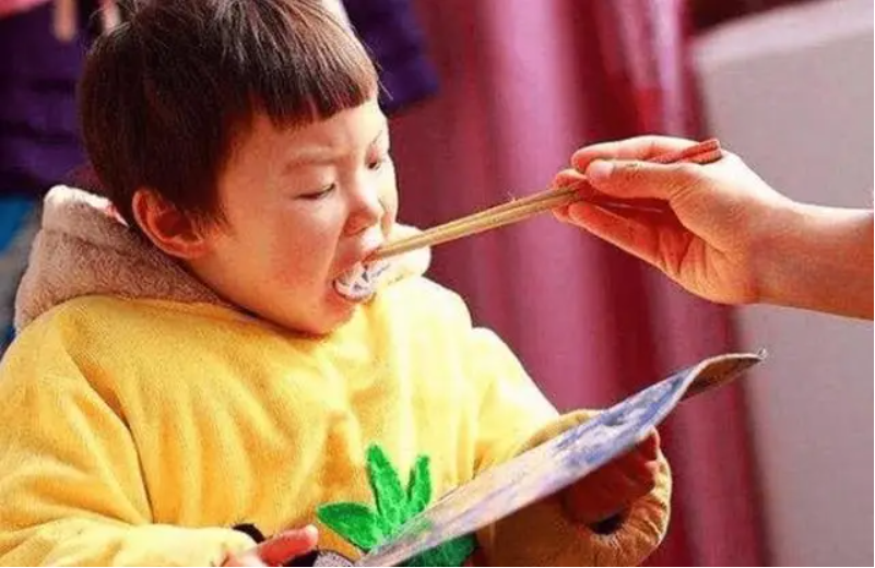 Lương hưu 28 triệu đồng, 10 năm chăm cháu: Nhìn thấy 4 chữ trong điện thoại con dâu, cụ bà dứt áo ra đi - Ảnh 1.