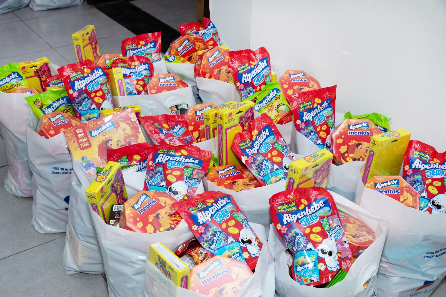 Ngọt ngào kẹo Tết, yêu thương về nhà - hành trang sum họp của nhiều sinh viên có hoàn cảnh khó khăn ở TP.HCM - Ảnh 1.