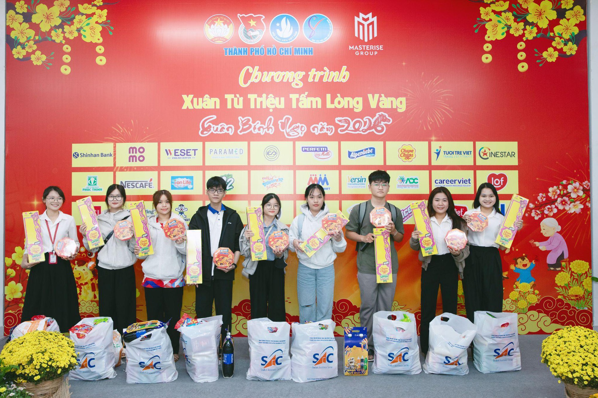 Ngọt ngào kẹo Tết, yêu thương về nhà - hành trang sum họp của nhiều sinh viên có hoàn cảnh khó khăn ở TP.HCM - Ảnh 2.