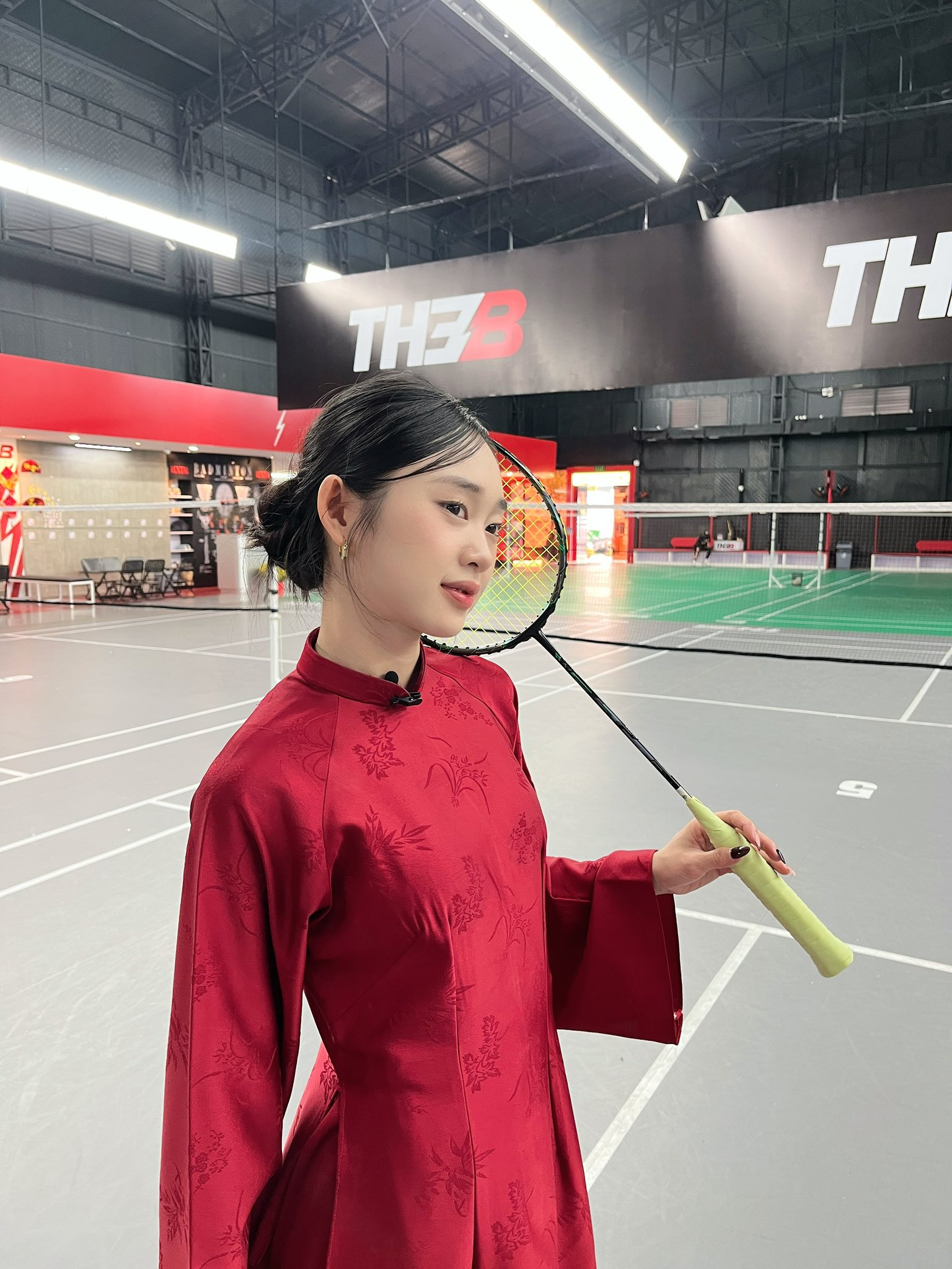 Diện áo dài chơi cầu lông, hot girl khiến anh em game thủ thích thú với bộ ảnh Tết độc đáo - Ảnh 1.