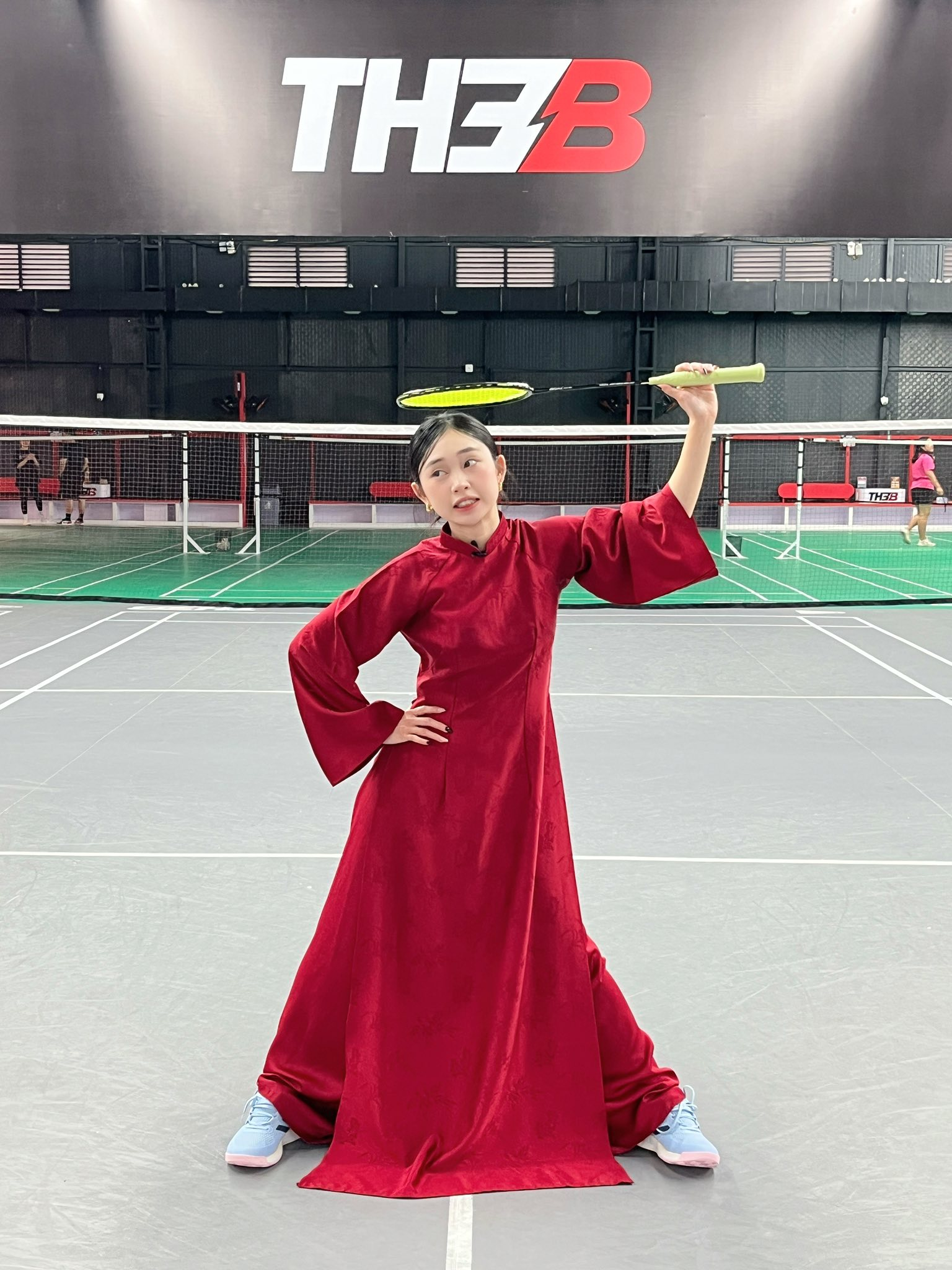 Diện áo dài chơi cầu lông, hot girl khiến anh em game thủ thích thú với bộ ảnh Tết độc đáo - Ảnh 2.