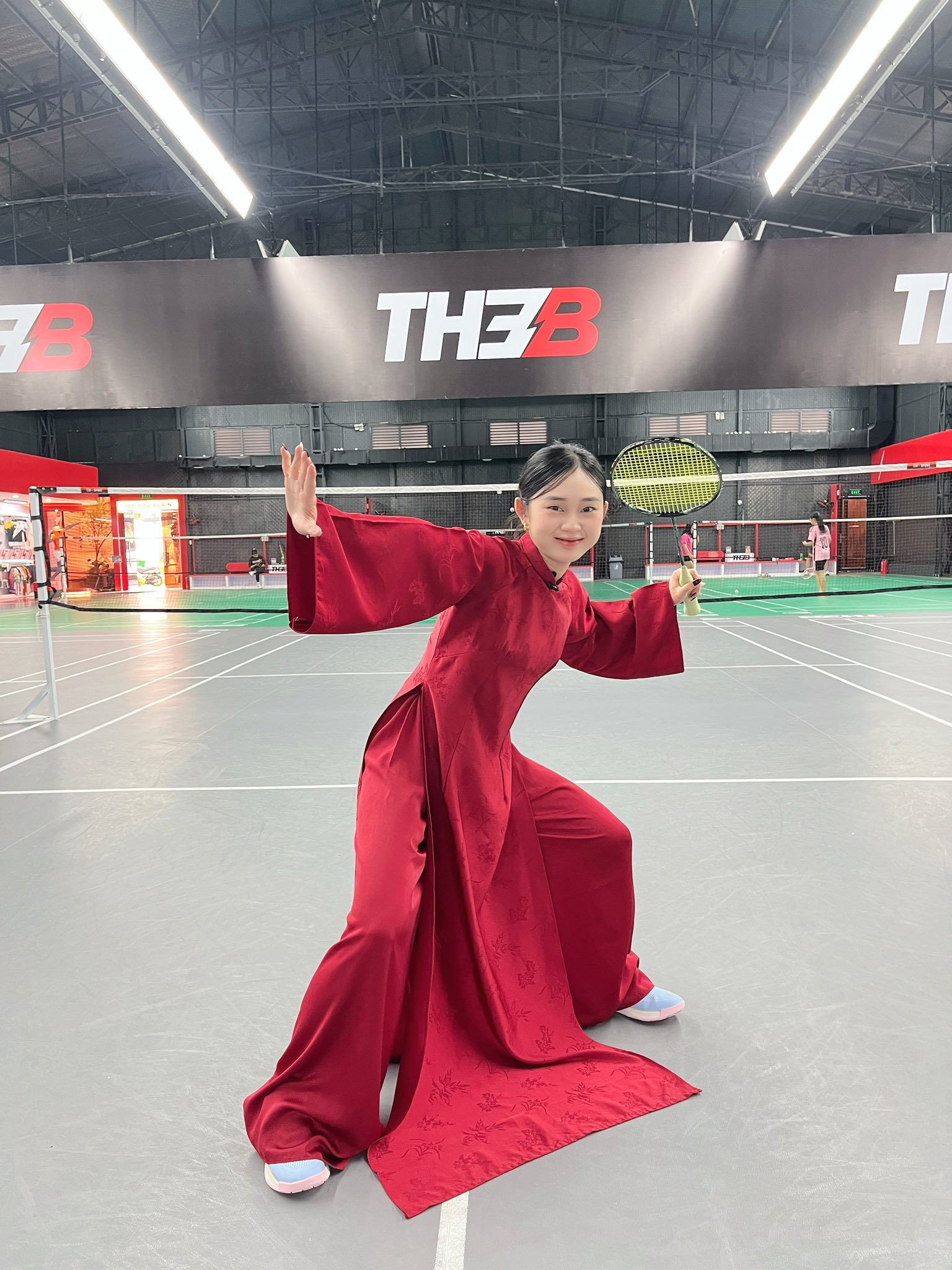 Diện áo dài chơi cầu lông, hot girl khiến anh em game thủ thích thú với bộ ảnh Tết độc đáo - Ảnh 5.