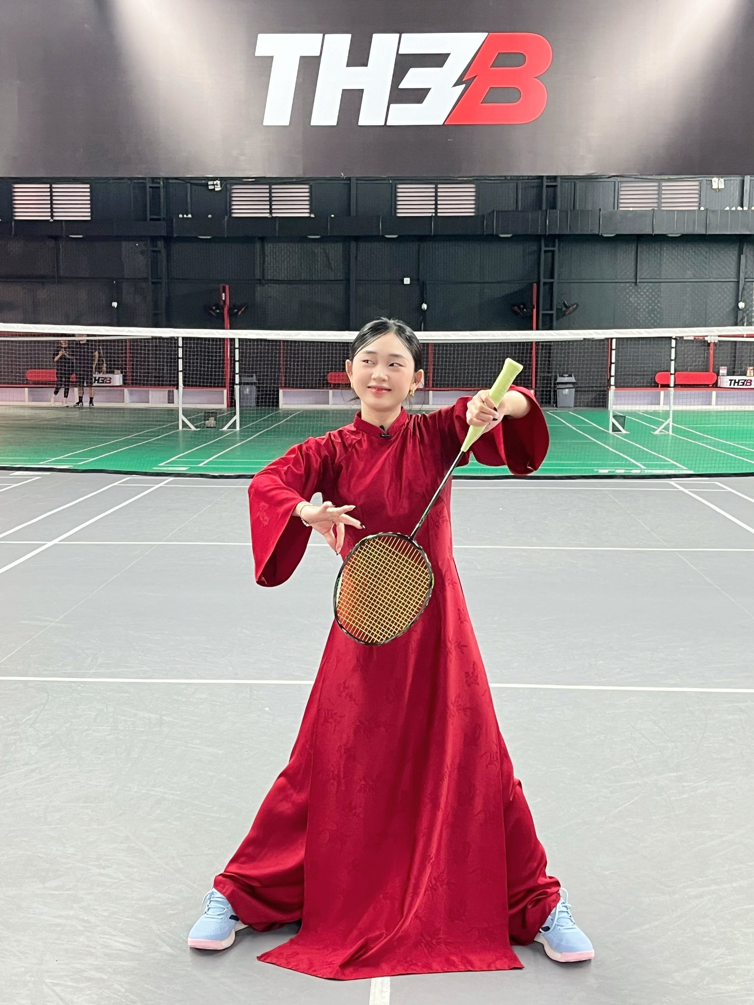 Diện áo dài chơi cầu lông, hot girl khiến anh em game thủ thích thú với bộ ảnh Tết độc đáo - Ảnh 3.