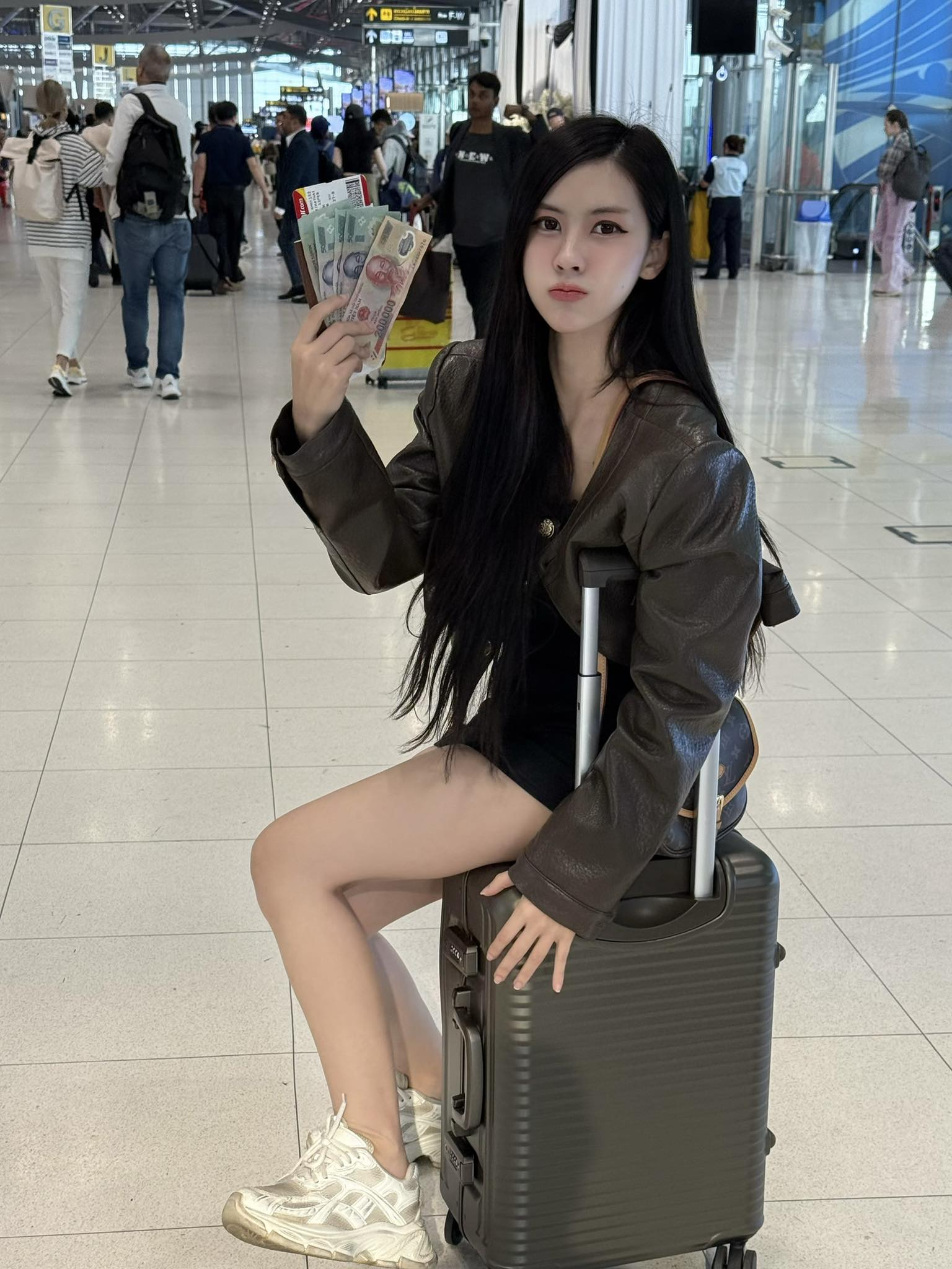 Du xuân Việt Nam, diện áo dài Tết, hot girl Thái Lan khiến CĐM thích thú, hết lời tán dương - Ảnh 2.