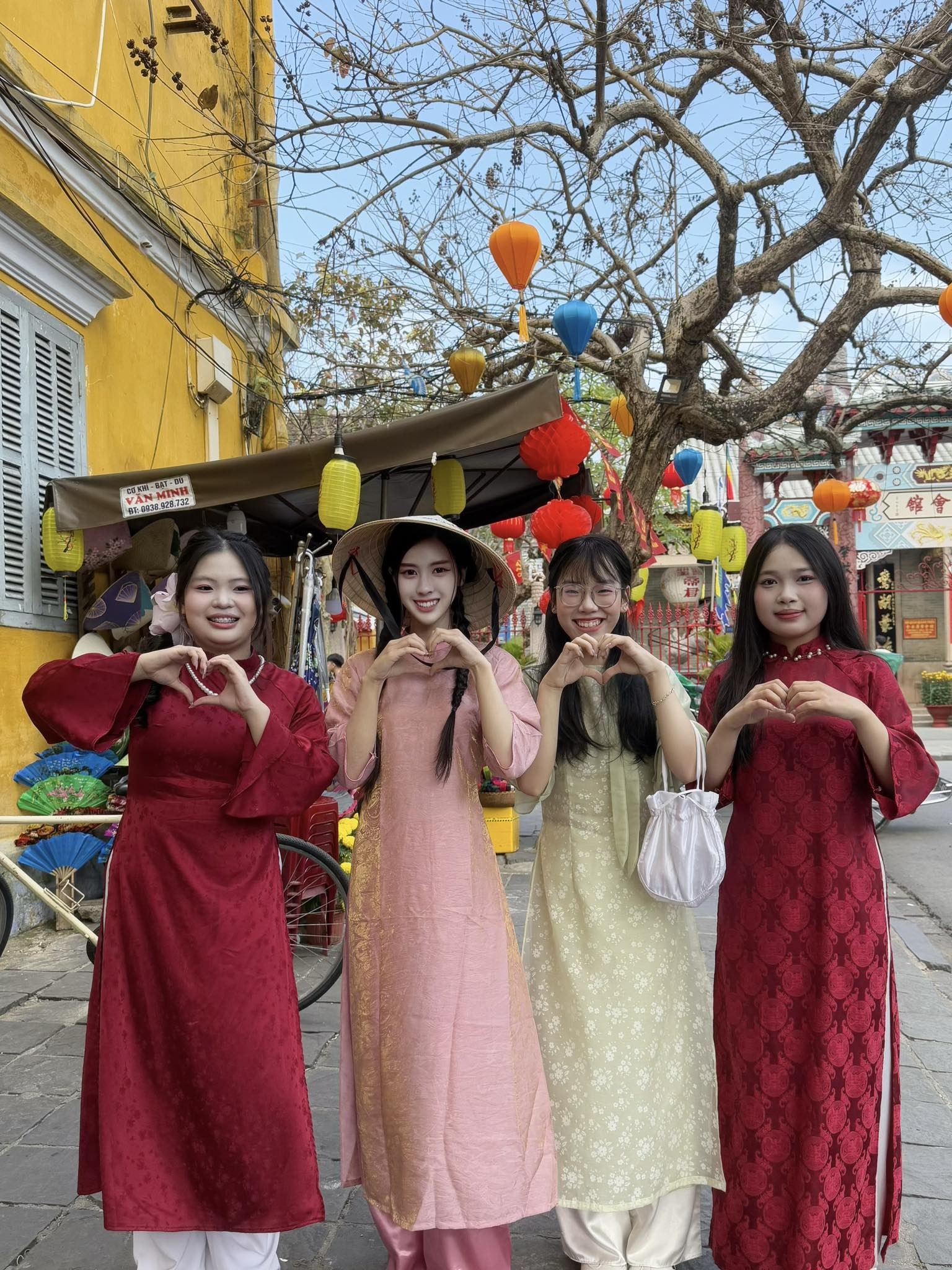 Du xuân Việt Nam, diện áo dài Tết, hot girl Thái Lan khiến CĐM thích thú, hết lời tán dương - Ảnh 5.