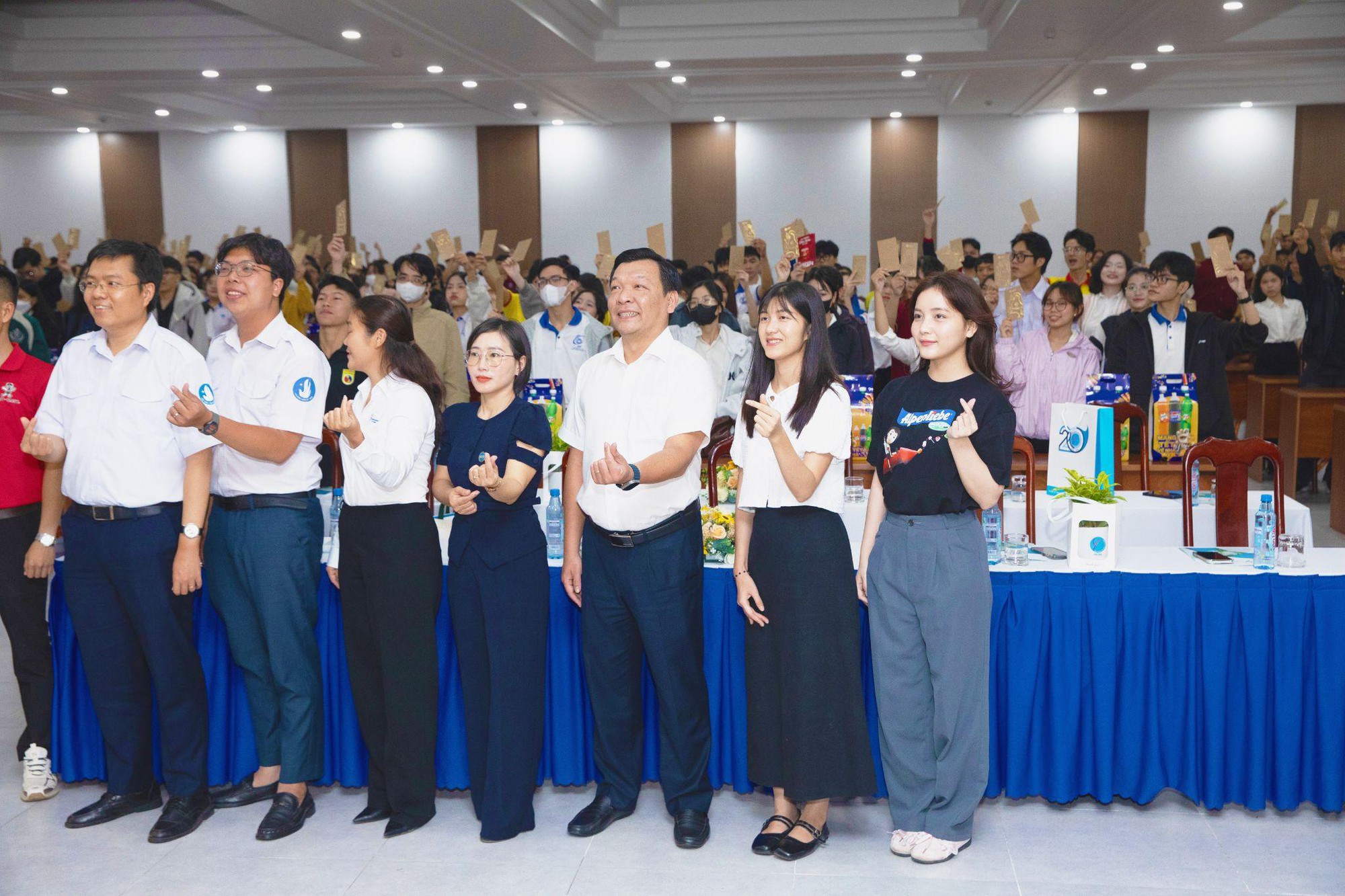 Ngọt ngào kẹo Tết, yêu thương về nhà - hành trang sum họp của nhiều sinh viên có hoàn cảnh khó khăn ở TP.HCM - Ảnh 3.