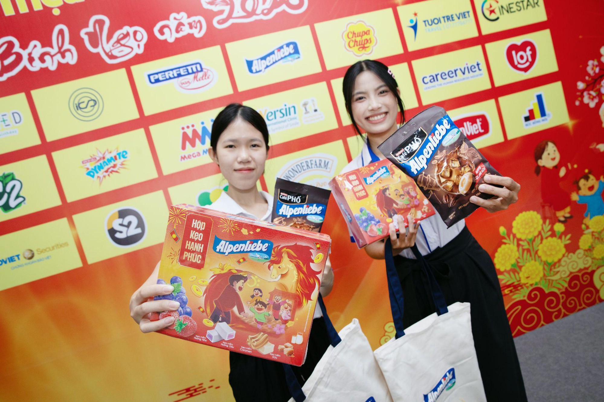 Ngọt ngào kẹo Tết, yêu thương về nhà - hành trang sum họp của nhiều sinh viên có hoàn cảnh khó khăn ở TP.HCM - Ảnh 4.