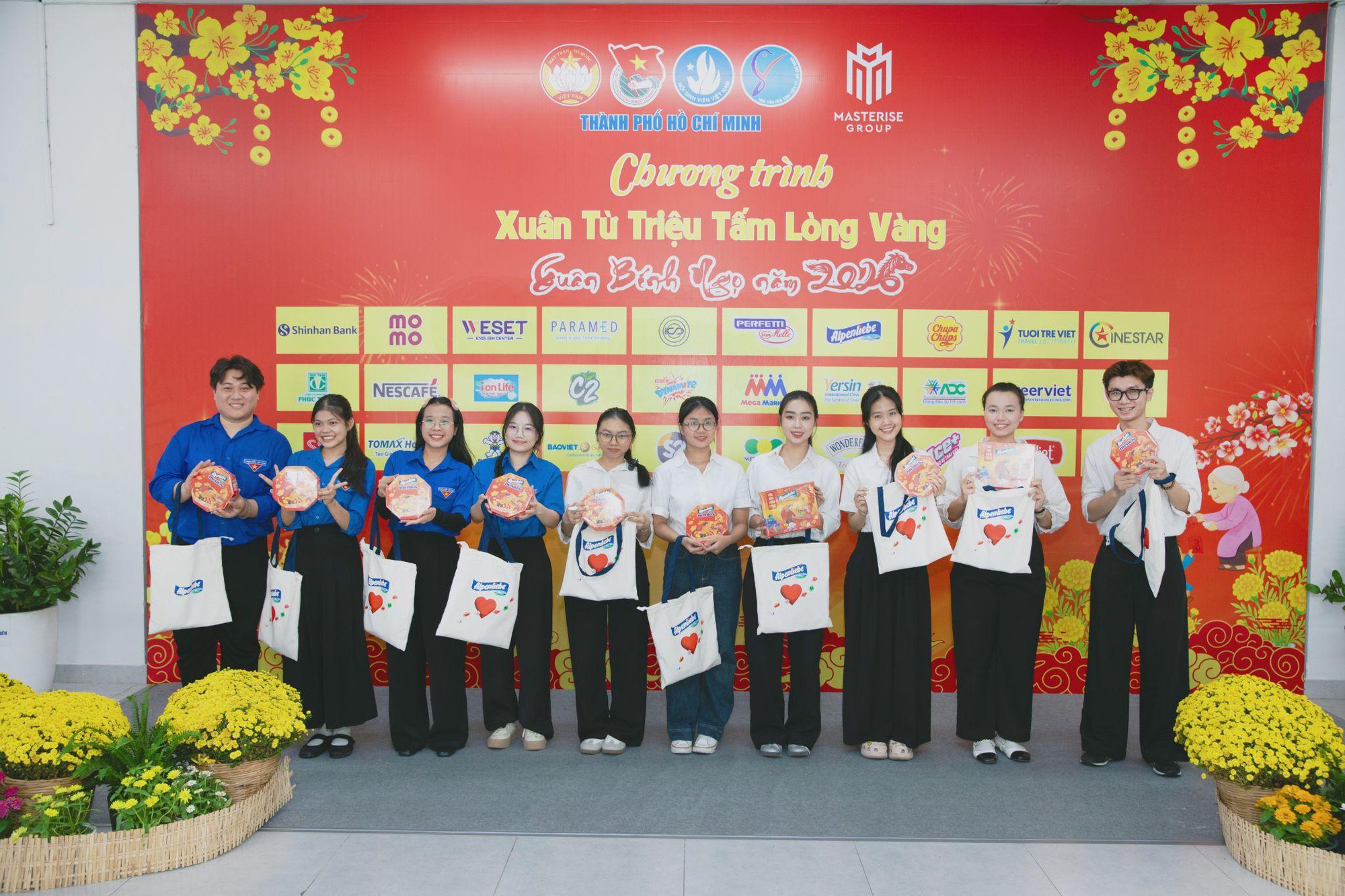 Ngọt ngào kẹo Tết, yêu thương về nhà - hành trang sum họp của nhiều sinh viên có hoàn cảnh khó khăn ở TP.HCM - Ảnh 5.