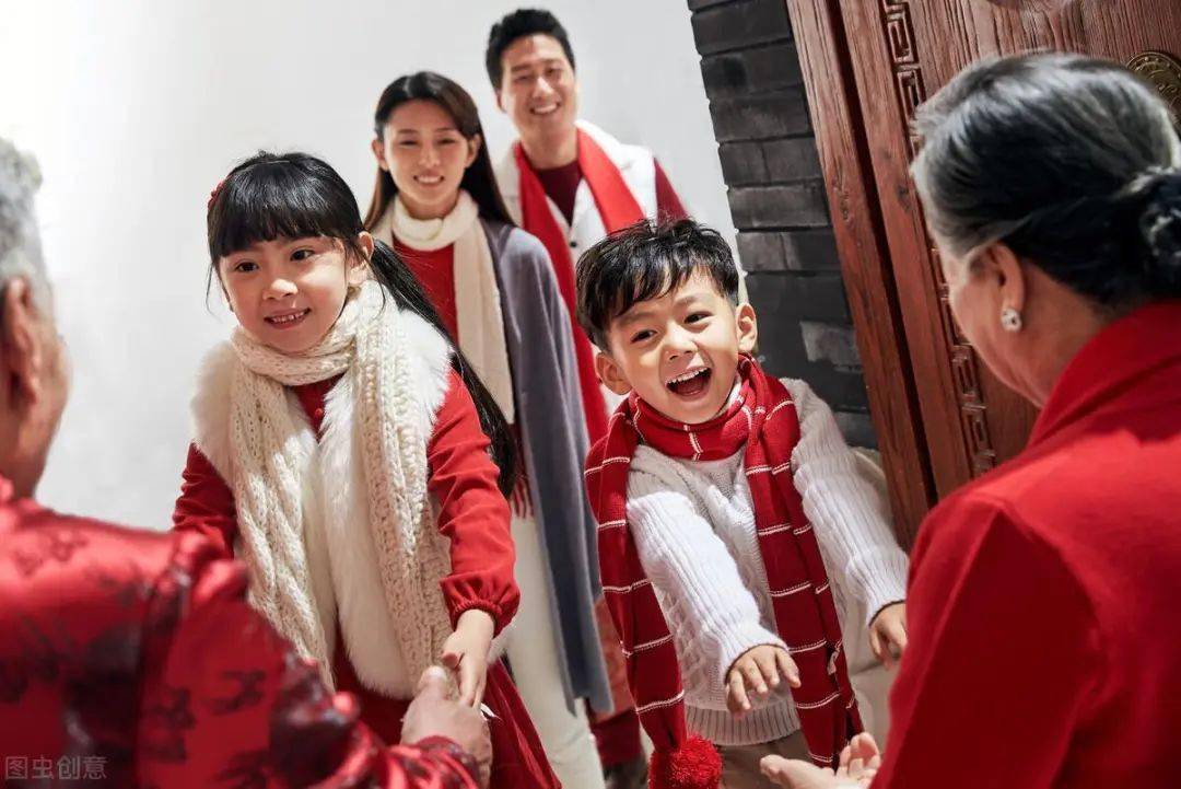 Khách đến đông ngày mùng 2: Làm sao để nhà không biến thành “bãi chiến trường” sau 1 buổi sáng? - Ảnh 1.