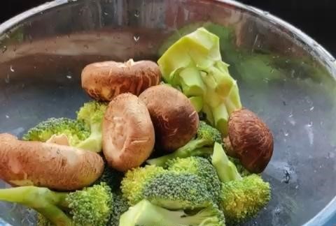 Mùng 1 Tết, làm ngay món ăn này: Chỉ mất khoảng 10 phút nấu mà đẹp mắt lại mang ý nghĩa cầu tài lộc- Ảnh 2.